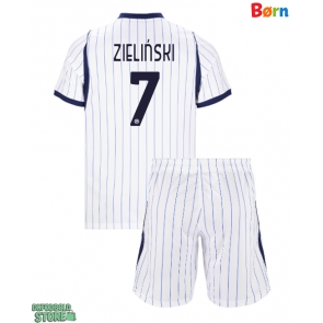 Inter Milan Piotr Zielinski #7 Replika Babytøj Udebanesæt Børn 2026-27 Kortærmet (+ Korte bukser)